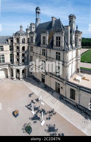 Innenseite des Chamborb Schloss mit externen Treppe Stockfoto