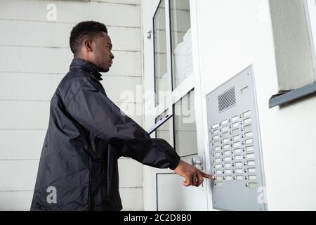 Mann, der vor dem Haus Klopfen die Tür Stockfoto