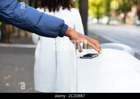 Person Abholung verloren Telefon auf der Straße Stockfoto