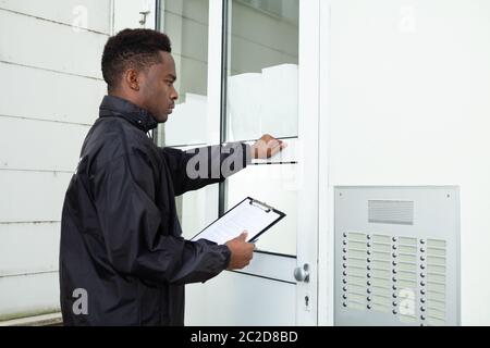 Mann, der vor dem Haus Klopfen die Tür Stockfoto