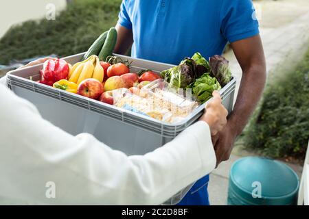 Lächelnde Frau, die ein Lieferservice für zu Hause Stockfoto