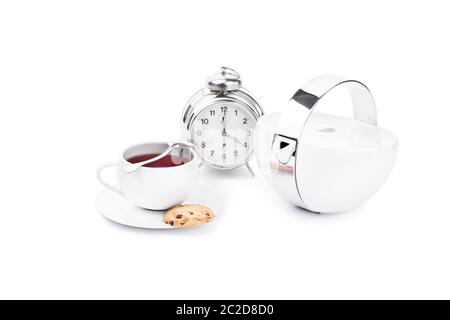 Tasse Kaffee mit Schokolade, Kekse und ein Wecker, auf weißem Hintergrund. Stockfoto