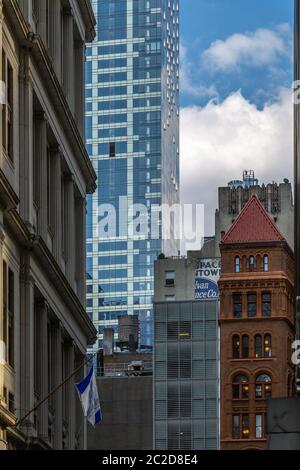 New York City / USA - JUL 18 2018: Gebäude im Finanzdistrikt Fassade und Wohnungen in Lower Manhattan Stockfoto
