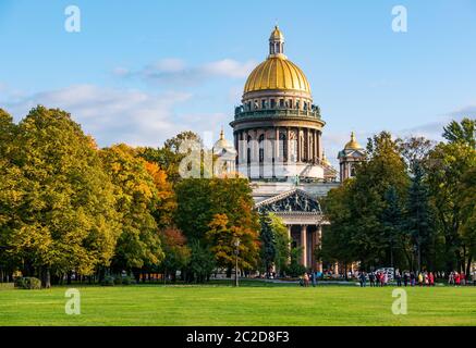 St. Isaac's Cathedral vom Alexander Garten im Herbst gesehen an sonnigen Tag mit blauem Himmel, St. Petersburg, Russland Stockfoto