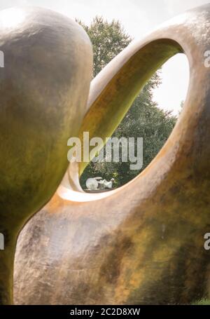 Skulptur doppelte ovale Figuren in der Henry Moore Foundation Stockfoto