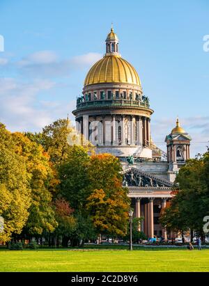 St. Isaac's Cathedral vom Alexander Garten im Herbst gesehen an sonnigen Tag mit blauem Himmel, St. Petersburg, Russland Stockfoto