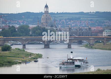 Dresden, Deutschland. Juni 2020. Der historische Raddampfer 'Dresden' der Sächsischen Dampfschiffahrt (SDS) fährt auf der Elbe vor der Frauenkirche in Richtung Pillnitz. Quelle: Sebastian Kahnert/dpa-Zentralbild/ZB/dpa/Alamy Live News Stockfoto