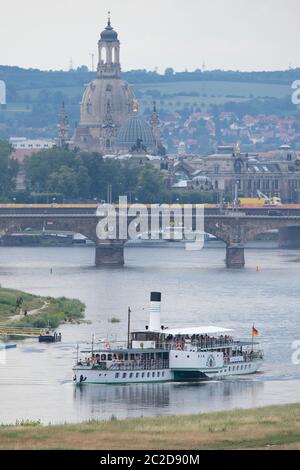 Dresden, Deutschland. Juni 2020. Der historische Raddampfer 'Dresden' der Sächsischen Dampfschiffahrt (SDS) fährt auf der Elbe vor der Frauenkirche in Richtung Pillnitz. Quelle: Sebastian Kahnert/dpa-Zentralbild/ZB/dpa/Alamy Live News Stockfoto