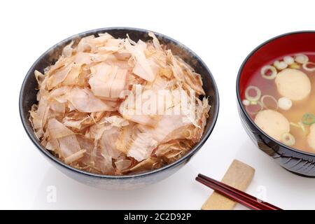 Japanisches Essen, Katuobushi auf gekochten Reis auf weißem Hintergrund Stockfoto