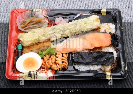 Japanisches Nori Bento Lunch auf weißem Hintergrund Stockfoto