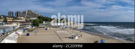 Odessa, Ukraine - 09.05.2019. Panoramablick auf den Herbst Strand im Ferienort Arcadia in Odessa, Ukraine, an einem sonnigen Tag Stockfoto