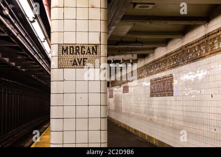 Brooklyn NY / USA - AUG 20 2018: Morgan Ave Subway Platform Stockfoto