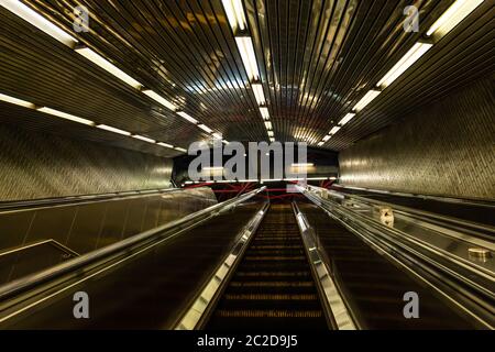Brooklyn, NY / USA - JUL 31 2018: Roosevelt Island F train U-Bahn Eingang Stockfoto