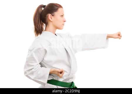 Sport und Praxis. Seitenansicht eines schönen jungen Mädchen im Kimono, in einer Haltung stehend, auf weißem Hintergrund. Stockfoto