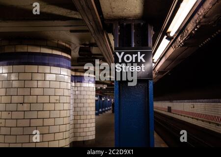 Brooklyn, NY / USA - JUL 31 2018: York Street Subway Schild und Bahnsteig Stockfoto