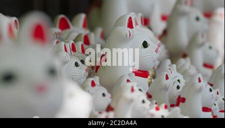 Japanischer traditioneller Gotokuji-Schrein mit vielen Katzenstatuen Stockfoto