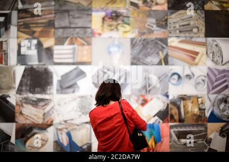 Bukarest, Rumänien - 10. Juni 2020: Eine Frau schaut sich eine Kunstausstellung im Nationalmuseum für Zeitgenössische Kunst an Stockfoto