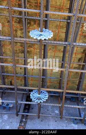 Distanzstück für Baustahl, zu betonieren einer Wand verwendet Stockfoto