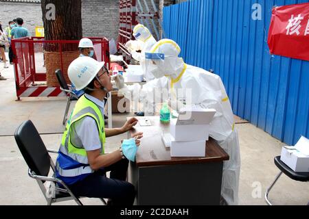 (200617) -- PEKING, 17. Juni 2020 (Xinhua) -- Medizinarbeiter sammeln Rachenabstriche von Bauarbeitern auf einer Baustelle im Bezirk Dongcheng in Peking, Hauptstadt von China, 17. Juni 2020. Von Juni 15 bis 17 erhielten insgesamt 1,042 Arbeiter des China Construction Third Engineering Bureau Co., Ltd (Peking) Nukleinsäuretests für COVID-19. (Foto von Ke Yuqian/Xinhua) Stockfoto