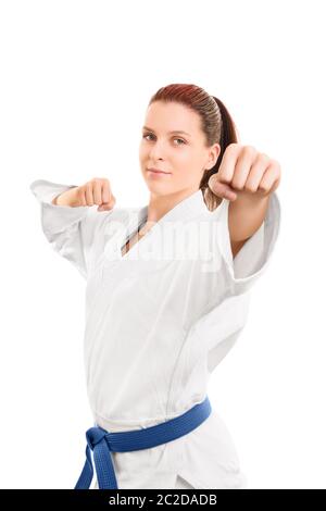 Das Porträt einer schönen jungen Mädchen in einem Kimono mit Blue Belt stanzen, auf weißem Hintergrund. Stockfoto