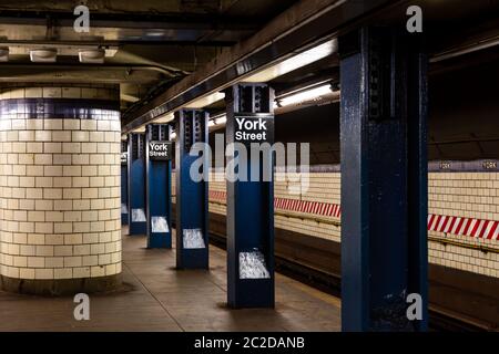 Brooklyn, NY / USA - JUL 31 2018: York Street Subway Schild und Bahnsteig Stockfoto