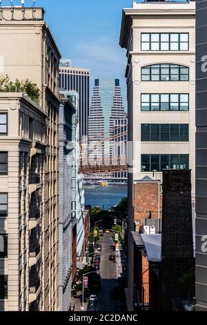 Brooklyn, NY / USA - JUL 31 2018: Gebäude in Dumbo mit Wolkenkratzern in Lower Manhattan im Hintergrund Stockfoto