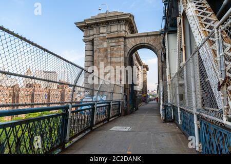 New York City / USA - JUL 31 2018: Spaziergang über die Manhattan Bridge am sonnigen Morgen Stockfoto