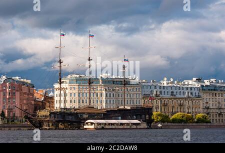 Fregat Blagodat Segelschiff auf Kronverkskaya Ufer, St. Petersburg, Russland Stockfoto