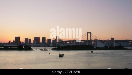 Tokio, Japan, 01. Juli 2019: Odaiba-Stadtlandschaft bei Sonnenuntergang Stockfoto