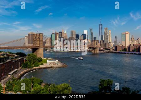 Brooklyn, NY / USA - JUL 31 2018: Lower Manhattan Skyline bei klarem Tageslicht am frühen Morgen Stockfoto