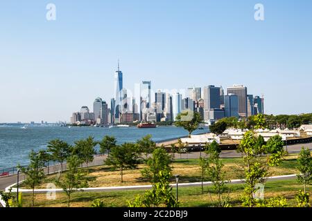New York City / USA - JUL 14 2018: Lower Manhattan Skyline Ansicht von Outlook Hill auf Governors Island Stockfoto