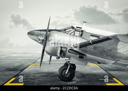 Sportflugzeug auf einer Landebahn wartet auf Start Stockfoto