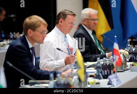 Berlin, Deutschland. Juni 2020. Der Ministerpräsident Thüringens, Bodo Ramelow, tritt mit dem baden-württembergischen Ministerpräsidenten Winfried Kretschmann (r) Und Daniel Günther, Ministerpräsident von Schleswig-Holstein (l.), in einer Vorrunde der Regierungschefs der Länder vor dem ersten persönlichen Treffen der Ministerpräsidenten mit dem Bundeskanzler in drei Monaten. Bei der anschließenden Sitzung im Kanzleramt sollen längere Beschränkungen aufgrund der Corona-Pandemie diskutiert werden. Quelle: Hannibal Hanschke/Reuters-Pool/dpa/Alamy Live News Stockfoto