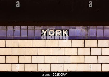 Brooklyn, NY / USA - 31 2018. JULI: York Street Subway-Schild Stockfoto