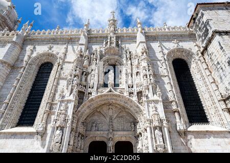 Detail der südlichen Portal des 16. Jahrhunderts im gotischen Jeronimos Kloster des Ordens des heiligen Hieronymus in der Nähe des Tejo in Lissabon, Portugal Stockfoto