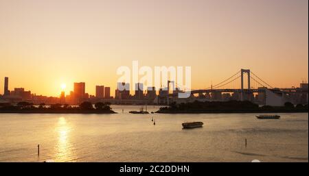 Tokio, Japan, 01. Juli 2019: Odaiba-Stadtlandschaft bei Sonnenuntergang Stockfoto