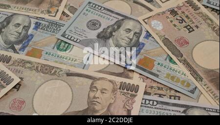 Stapel von amerikanischem USD und japanischem Yen Stockfoto