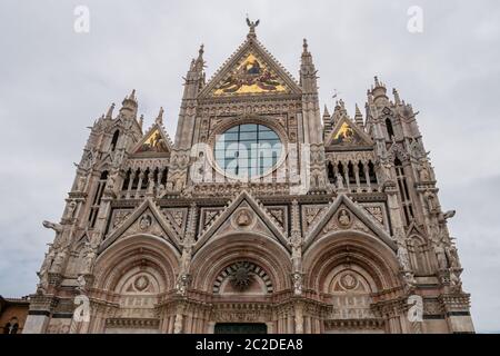 Blick auf die Kathedrale von Siena, Duomo di Siena, ist eine mittelalterliche Kirche, die heute der Himmelfahrt Mariens gewidmet ist, zwischen 1215 und 1263 fertiggestellt. Hochwertige Fotos Stockfoto