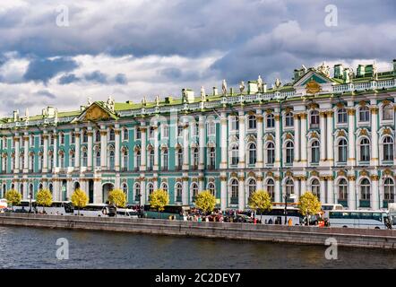 Palast-Ufer am Fluss Newa mit Winterpalast, die Eremitage, St. Petersburg, Russland Stockfoto