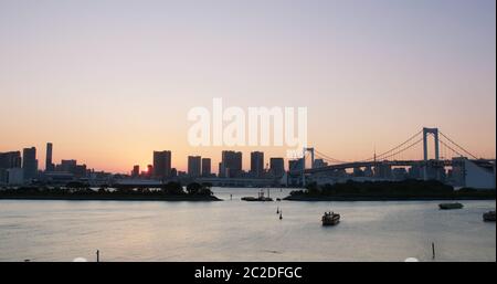 Tokio, Japan, 01. Juli 2019: Odaiba-Stadtlandschaft bei Sonnenuntergang Stockfoto