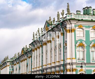 Klassische Skulpturen auf dem Dach der kunstvollen Architektur des Winterpalastes, der Eremitage, Sankt Petersburg, Russland Stockfoto