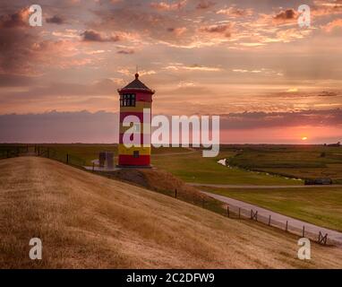 Ottos Leuchtturm in Pilsum am Morgen Stockfoto