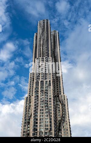 New York City / USA - JUN 20 2018: New York by Gehry Wolkenkratzer in Lower Manhattan bei Tageslicht Stockfoto