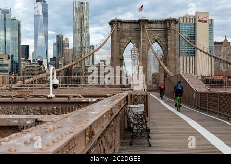 New York City/USA - 20.Juni 2018: Brooklyn Bridge mit Gebäude in Lower Manhattan, die am frühen Morgen in New York City Stockfoto