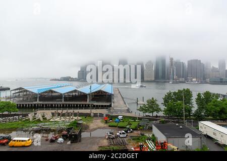 New York, New York/USA, 01.12.2018: Manhattan Skyline an einem nebligen Nachmittag Stockfoto