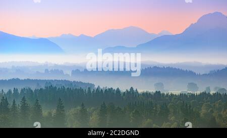 Antenne Panoramablick auf die Landschaft des Oberen Bayerischen foggy Vorgebirge mit Morgen Sonnenaufgang über Alpen Stockfoto