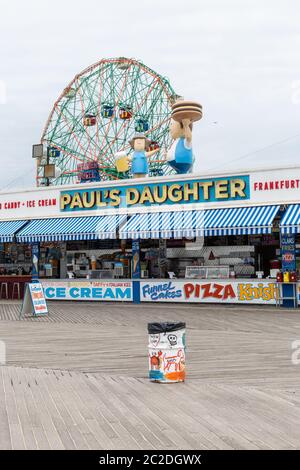 Brooklyn, NY/USA, 01.12.2018: Berühmte Restaurant auf broadwalk in Coney Island. Stockfoto