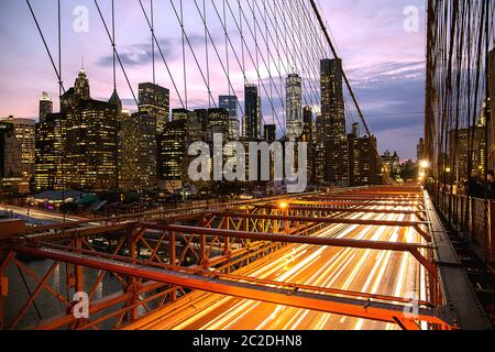 New York City/USA - 10.JULI 2018: Lower Manhattan Blick von der Brooklyn Bridge bei Sonnenuntergang Stockfoto