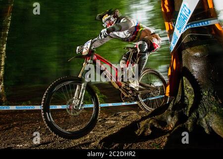 15. MAI 2010 - MARIBOR, SLOWENIEN. Steve Peat beim UCI Mountain Bike Downhill World Cup. Das Regenbogen Trikot des Weltmeisters tragen Stockfoto