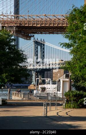 New York City/USA - 10.JULI 2018: Manhattan Bridge und Brooklyn Bridge Blick von Brooklyn Bridge Park Stockfoto